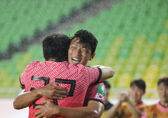 7일 오후 수원월드컵경기장에서 열린 2022 카타르 월드컵 축구 아시아 최종예선 대한민국과 레바논의 경기. 권창훈이 골을 넣고 황희찬과 환호하고 있다.  연합뉴스